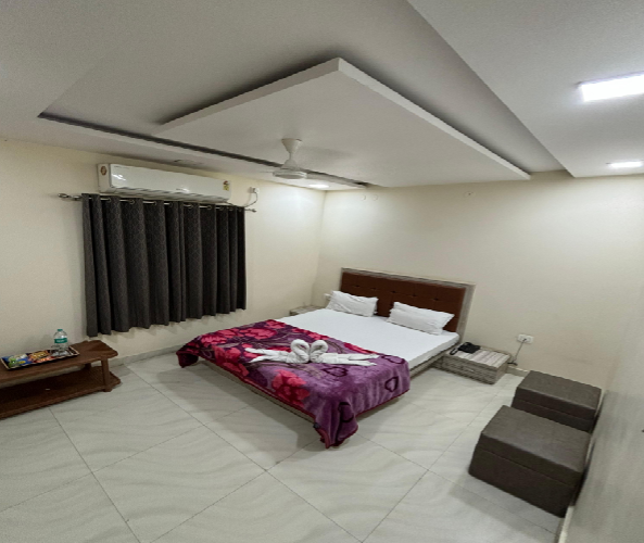 DELUXE AC ROOM